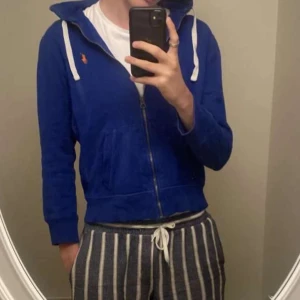 Ralph Lauren - Mörkblå Ralph lauren tröja med oranget märke i barn storlek M men passar xs-s, jag är 191 och den är lite kort på mig bara, lite urtvättad längst ner men inget man tänker på