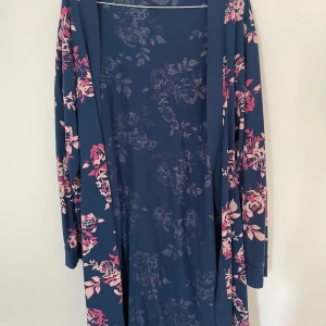 Marinblå långklänning med blommor - Pyjamas kofta 