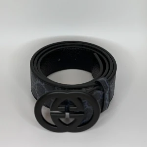 Mörk blå bälte med svart spänne - Helt ny finns k andra modeller och färger bara att fråga