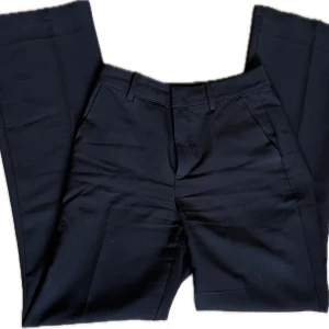 Kostymbyxor Bikbok - Snygga kostymbyxor från Bikbok! Storlek 34. Säljer pga för små. Midjemått: 34cm Innerbenslängd: 77cm 🩵