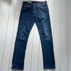 Replay jeans - Supersnygga blåa jeans från märket Replay. Jeansen är i modellen grover. Storlek: 32 i midjan och 34 i längden. Han på bilden är 183cm lång och jeansen är lite långa på honom. De har blivit använda fåtal gånger och är i mycket bra skick. Inga defekter eller liknande. Skriv gärna om du vill ha fler bilder eller undrar över något!😊