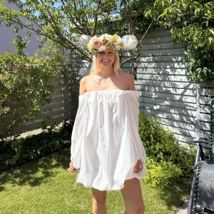 Vit offshoulder kortklänning Zara - Superfin vit kortklänning från Zara med offshoulder och långa puffiga ärmar. Använd en gång. Nypris: 699kr