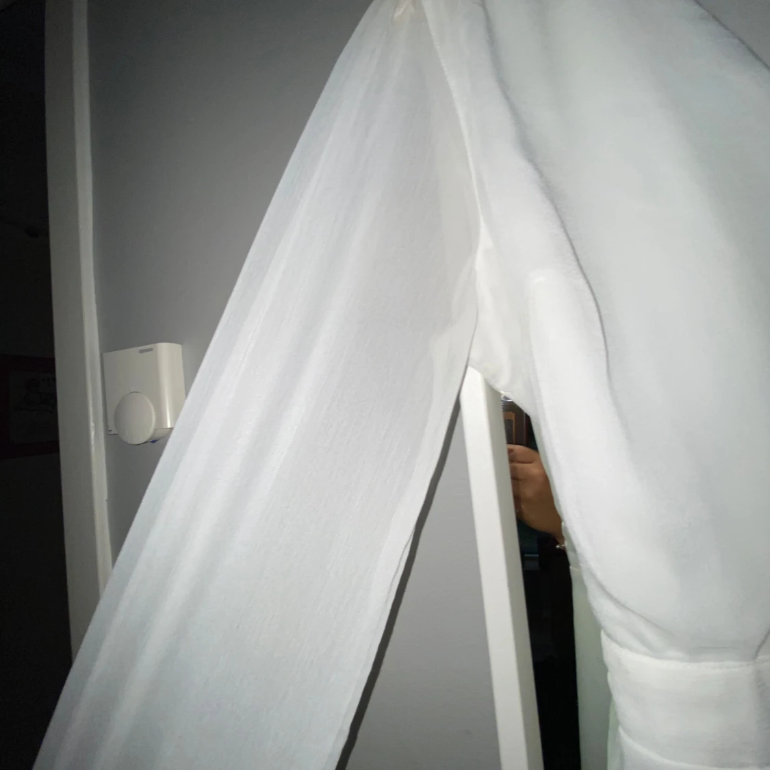 Vit omlottklänning med volang - 1