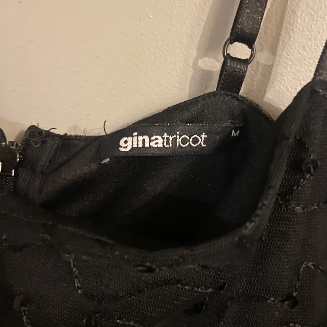 Svart glittrig kortklänning Gina Tricot - 1