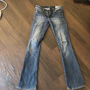 Utsvängda jeans - Jätte snygga utsvänga low waist/midwaist jeans, säljer för dom är för små, kom privat för bild på💗