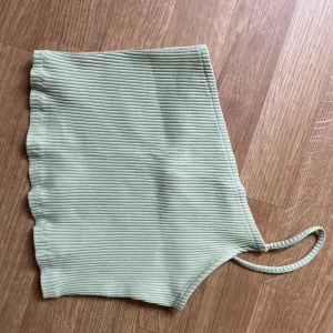 Ljusgrön ribbad oneshoulder topp NA-KD - Superfin ljusgrön croppad oneshoulder topp från NA-KD med ribbad tyg. Använd fåtal gånger💚