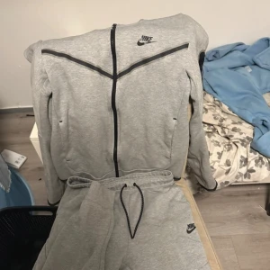 Nike tech fleece sett  - Säljer nu mitt Nike tech fleece sett i grått, koftan i S o byxorna i M, i bra skick lite nopprigt på vissa ställen
