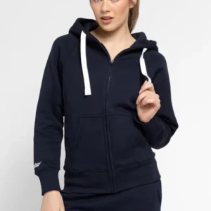 Russemerch zip hoodie - Säljer min mörkblåa zip hoodie från Russemerch pga att den inte kommer till användning. Använd fåtal gånger. Skriv för mer frågor💗