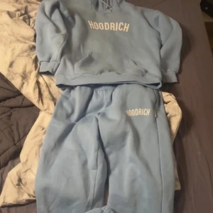 Blå sett från Hoodrich - Säljer mitt blåa sett från hoodrich, hoodie i S o byxorna M, finns fläckar som kan gå bort i tvätten, tvättar såklart innan