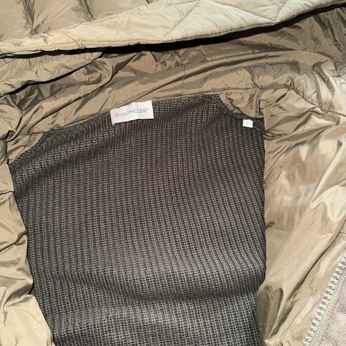 Olivgrön Moncler pufferjacka med huva - 2