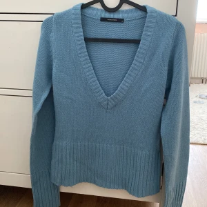 blå stickad tröja - en jättefin blå stickad tröja från vero moda i storlek xs, används inte och skriv för mer bilder eller info 💕