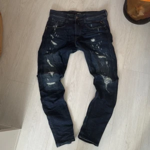 Replay jeans - Replay jeans med Slim passform, köpta helt nya använda en gång, har väldigt fina slitningar och fin tvätt. Storlek W31/L32. Skriv ifall du har några fundreringar 🤩