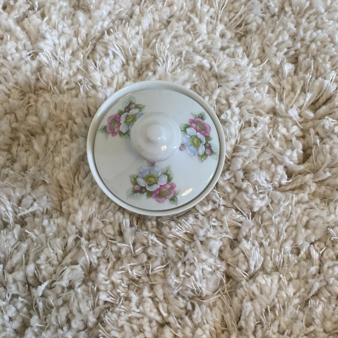 Vit blommig Porslinsburk med lock