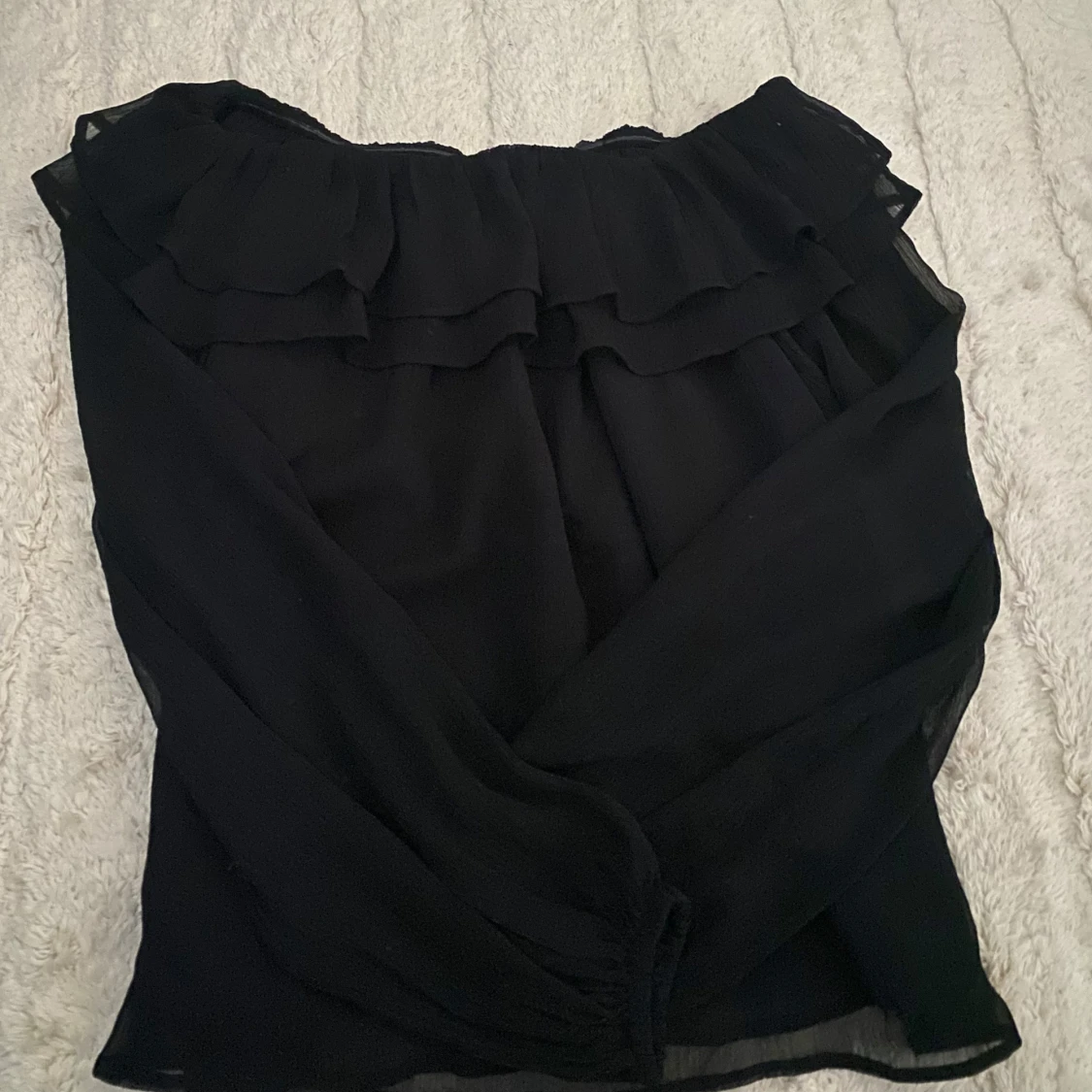 Svart offshoulder blus med volang - 1