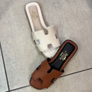 Loafers med pärldetalj i mocka - Snygga tofflor 