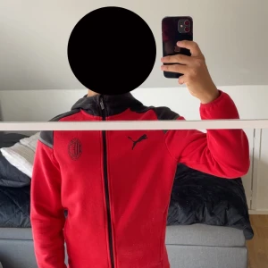 Röd Puma AC Milan hoodiejacka - Köpt i Italien på San siro-milans hemma arena 