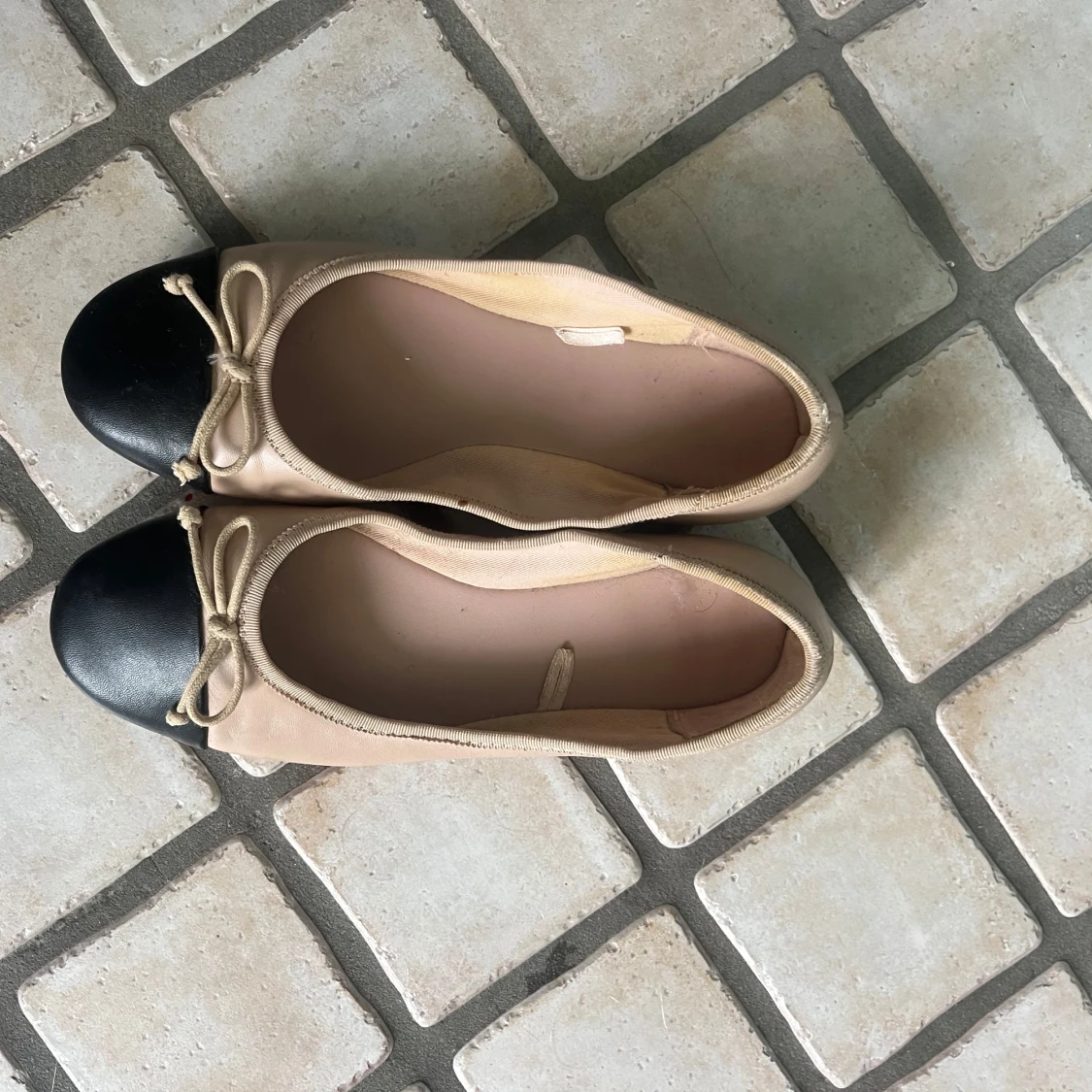 Beige ballerinaskor med svart tå