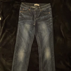 acne jeans  - Ett par jeans från ACNE studios. Straight fit, low waisted. Dom är i mörkare blå i verkligheten. Vid intresse av köp så visar jag gärna fler bilder. 