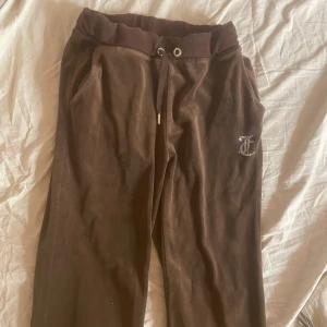 Bruna juicy byxor med text 💕 - Bruna juicy byxor med text på baken, går att styla jätte fint till en vit/svart tröja och dom är väldigt väl använda. Säljer då jag inte använder dom längre, köpt på JD sports💕 original pris: 1500kr