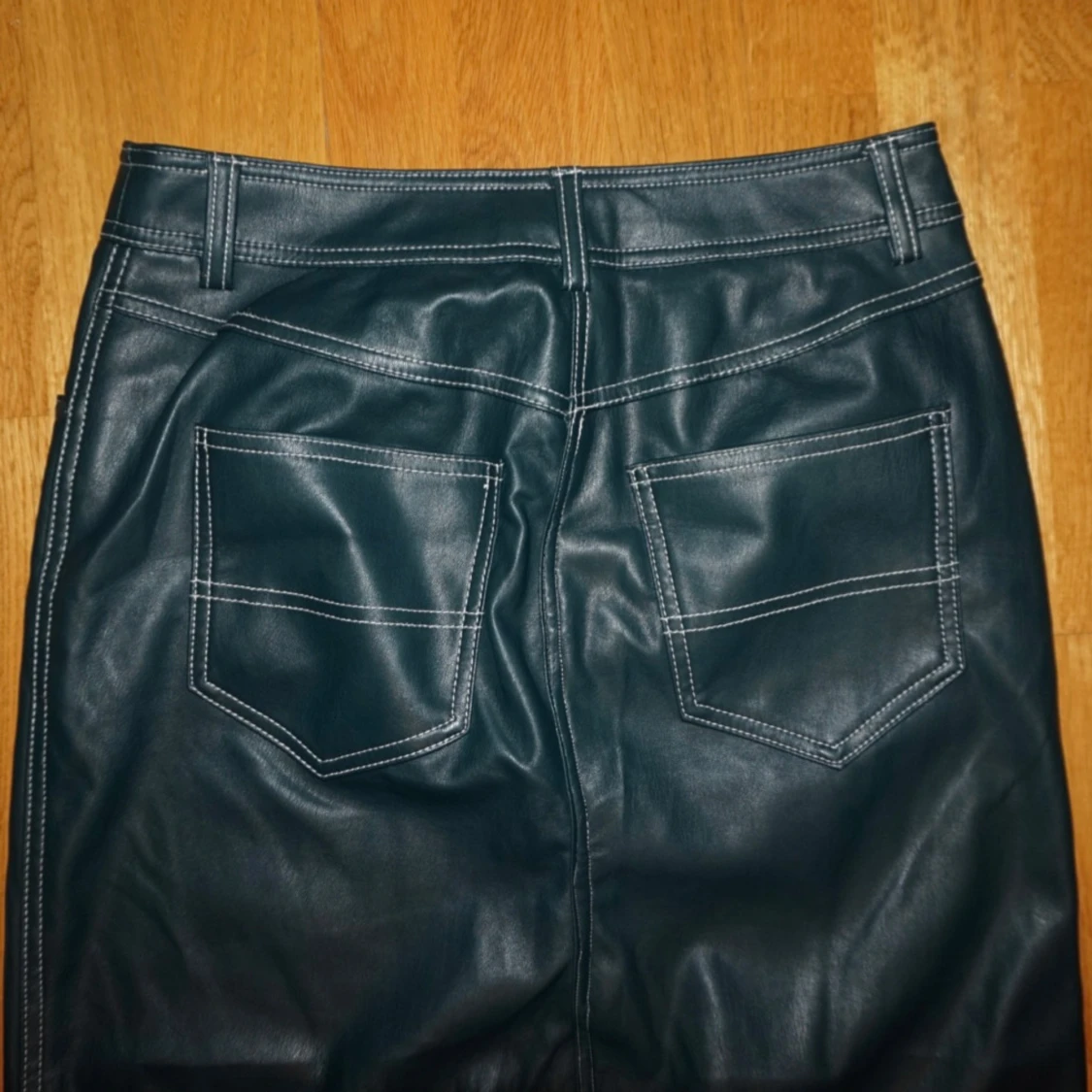 Mörkgröna skinnbyxor med kontrastsömmar - 2