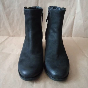 Svarta mocka stövletter med Ecco märke - Snygga svarta stövletter från Ecco i mjuk mocka med rund tå och bred klack. Dragkedja på sidan för enkel påtagning och stilren look. Perfekta till höstens och vinterns outfits.                                                          Kan skickas med extra pris via post.
