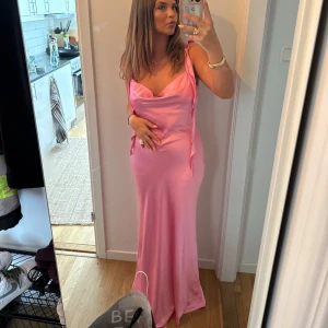 Satin klänning - Näst intill oanvänd satin klänning från gina Tricot. För fler bilder- skicka privat 