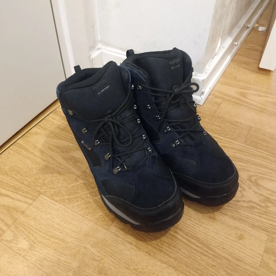 Svarta kängor från Hi-Tec storlek 43