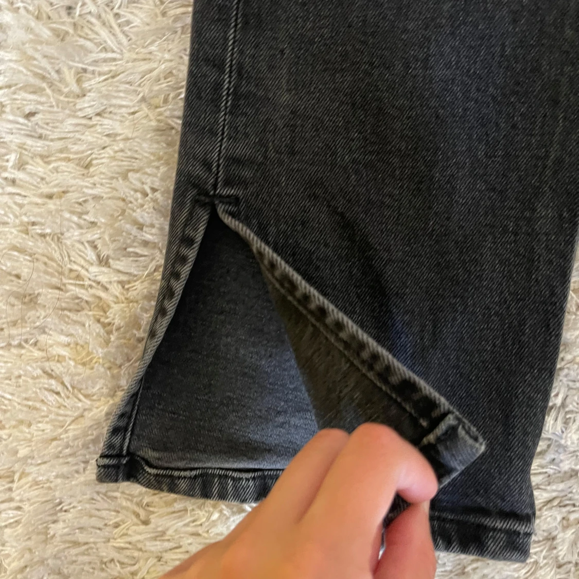 Svarta jeans med slits nertill - 1