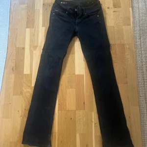 Svarta bootcut jeans G-Star Midge - Snygga svarta jeans från G-Star, modell Midge Bootcut. Nypris var 800kr. De är lågmidjade och passar S/M. Hör av dig om du har funderingar, pris kan alltid diskuteras😊