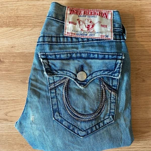 True Religion Jeans Rainbow Joey  - True Religion Jeans, mycket bra skick, storlek 30, 41cm midja 107cm längd 83cm innerben 26cm ben öppning. 