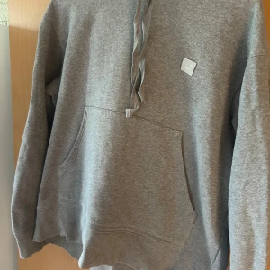 Acne studios hoodie - Acne hoodie bra skick förutom ett lite hål vid fickan som knappt syns, (kolla bild 2). Storlek L men sitter mer som en M
