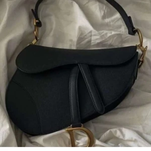  Dior Saddlebag  - Säljer min superfina och älskade dior saddle handbag i den svarta färgen! Den är i helt ny skick och har till och med Christian Dior lappen på. Om ni vill ha fler bilder kan jag skicka 💕💕