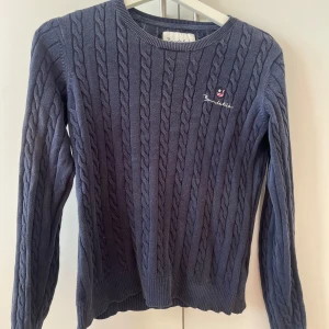 Mörkblå kabelstickad tröja Bondelid - Kabelstickad mörkblå tröja från Bondelid. Lite smått solblekt men annars i bra skick 