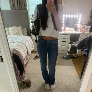 Blå jeans från LTB med raka ben - Säljer ett par klassiska blå jeans från LTB med låg midja och raka ben. Jeansen har snygga bakfickor med detaljerad söm och en liten logopatch bak i midjan. Tillverkade i mjukt denimtyg som sitter skönt och har en tidlös look.