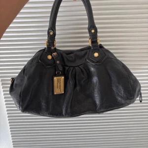 Marc Jacobs väska  - Byter gärna min väska mot en annan väska. Skriv gärna till mig om ni skulle vilja byta. Ananrs säljer jag väskan för 2300, man kan även buda ! 