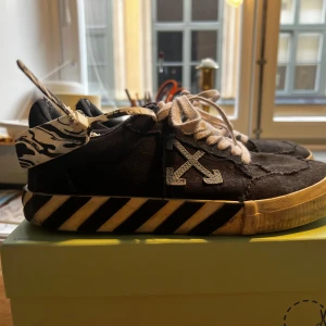 Off White skor 43 - Off white vulcanized storlek 43. Lite användning. Köpta second hand. Off whites är lite små i storleken. Kvitto och låda nedkommer inkl tag. 