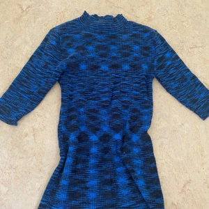 Tight tröja - Figursydd tröja, sitter som en smäck på kroppen! Den är även stretchig vilket är perfekt. Trekvarts ärmar!😍