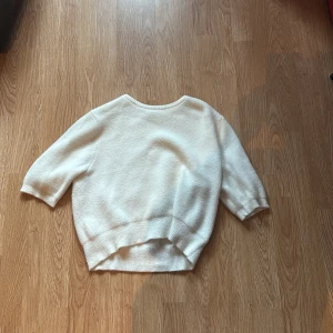 Vit stickad tröja från Zara - Mycket bra skick, storlek L men passar en som har storlek S i vanliga fall 