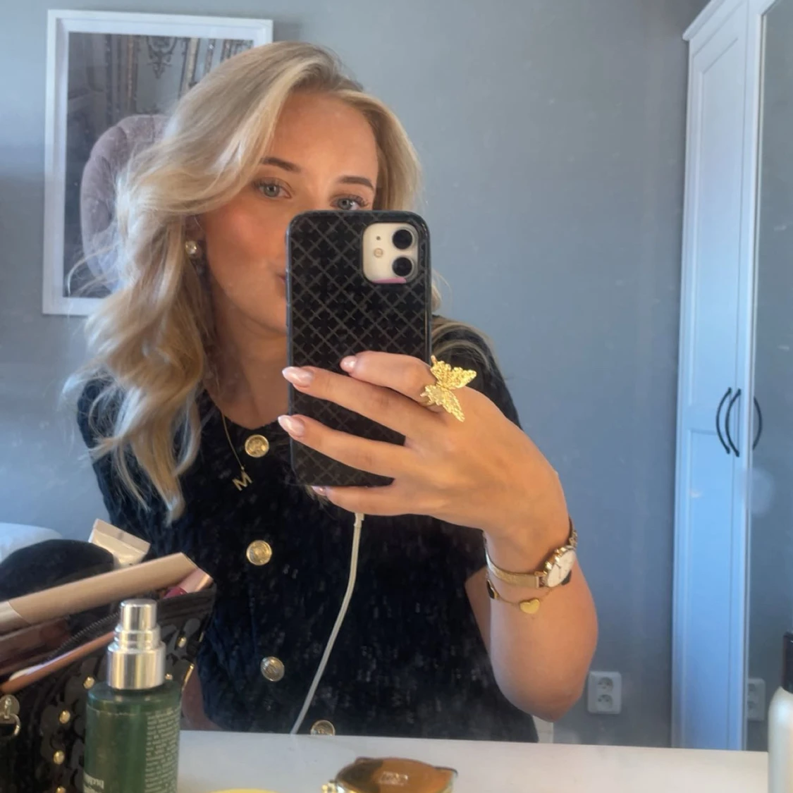 Svart stickad kofta med guldknappar - 2