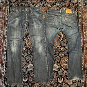 Vintage Levis jeans - Sjukt feta Levis jeans som är modellen 514 med en rak passform! De har en liten fläck på benet som nog går bort och syns knappt! Mått sista bilden: 1: 40,5cm 2: 28cm 3: 99cm 4: 20cm (det är ett par Jeans)
