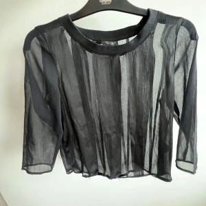 Svart transparent blus från ONLY - Säljer en svart transparent blus från ONLY i storlek 36. Perfekt till fin middag eller fest 