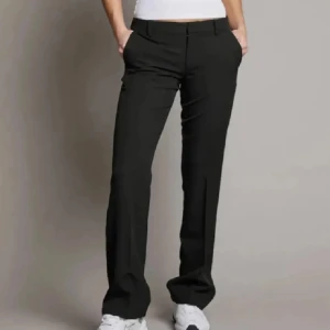 Svarta kostymbyxor bikbok  - Snygga svarta kostymbyxor från bikbok i modellen Vera, det är den gamla modellen så dom har slits där nere. Säljer för jag har gått upp en storlek så dom blivit försmå🩷Dom är storlek 36 men lite små i storleken. Skriv om ni vill ha fler bilder 