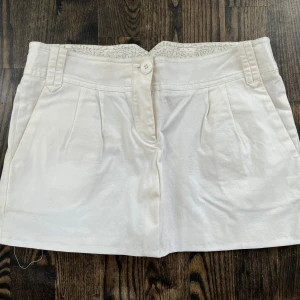 Vit cool kjol  - Super söt och unik kjol i vit. Bra skick