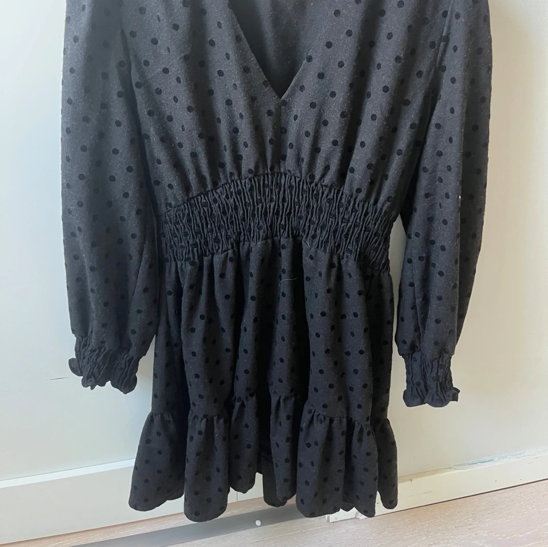Svart prickig kortklänning från Zara