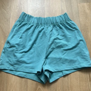 träningsshorts - Mintgröna shorts från SOC i mjuk bomull med elastisk midja. Är avsedda för träningen, men funkar såklart i vardag också! Shortsen är aldrig använda och har lappen kvar