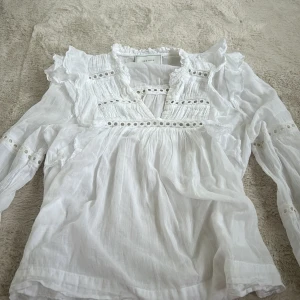Vit blus från Neo noir  -  Jättefin vit blus använt ca två gånger. Köpt för 700 ser ut som ny, säljer för att jag inte använder den längre.💕