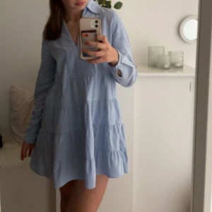 Ljusblå klänning  - En ljusblå klänning med krage ifrån Zara som inte säljs längre. Använd några gånger men har inga defekter. 