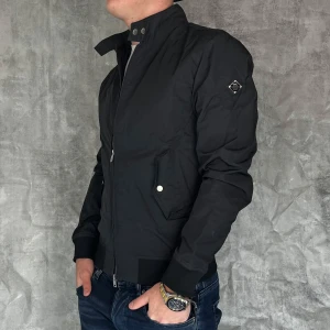 J.Lindeberg Jacka - J.Lindeberg Jacka  - Pris: 950kr - Modell: 180cm 70kg  - Bra skick utan defekter  - Storlek: S - Original förpackning tillkommer inte