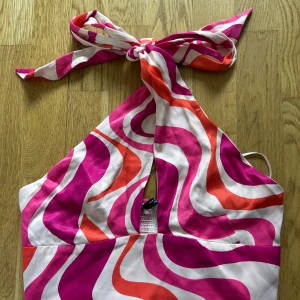 Färgglad topp - Perfekt topp inför sommaren. Använd fåtal gånger och i bra skick