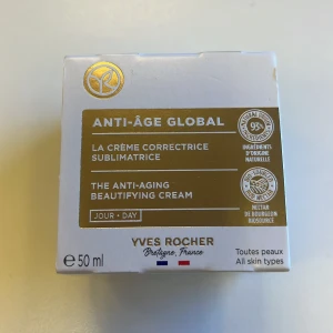 Yves Rocher Anti-Âge Global Dagkräm - Anti-Âge Global dagkräm från Yves Rocher, 50 ml. Lyxig ansiktskräm med 93% naturliga ingredienser och biosourcat växtnektar. Ger silkeslen, återfuktad och strålande hud. Passar alla hudtyper och har en fräsch, lätt konsistens.